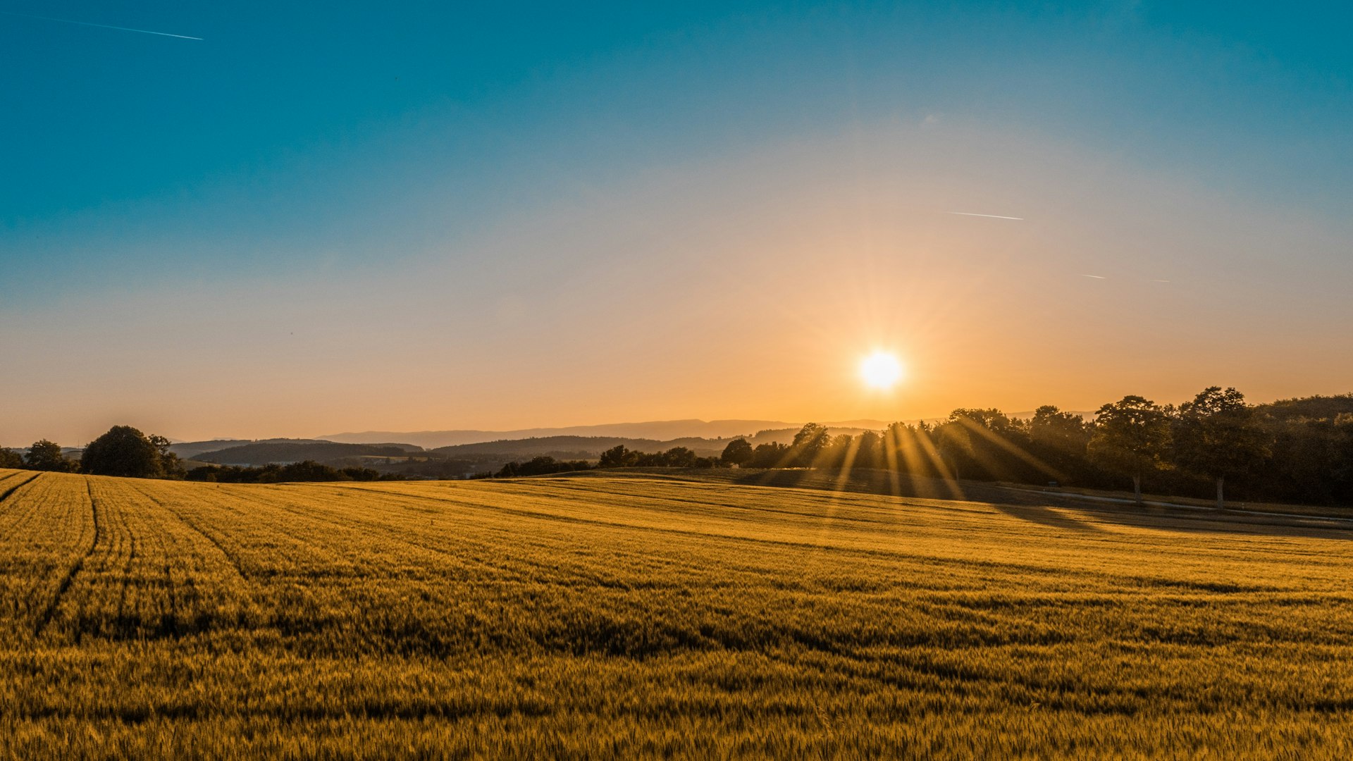 Vue panoramique sur l'arrière-pays varois au coucher du soleil, lumière dorée sur les collines provençales